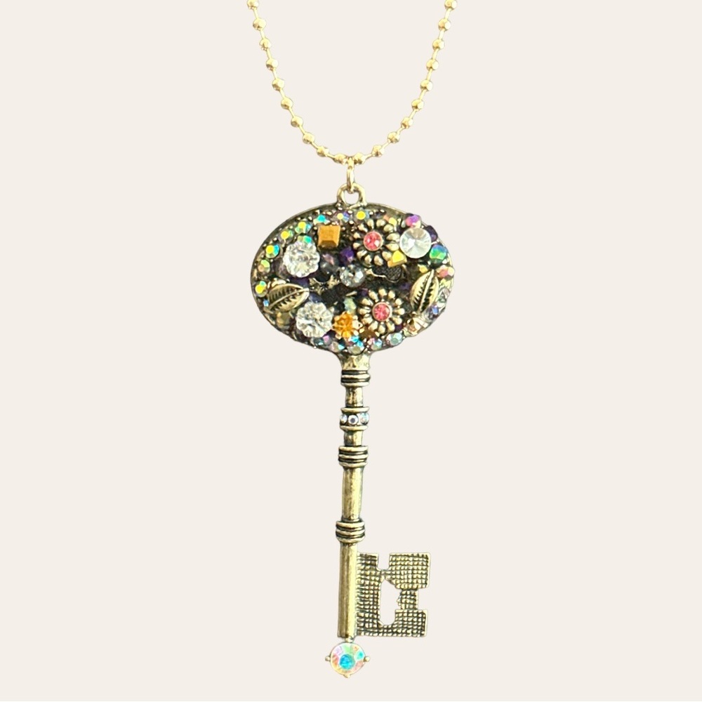 Betsey Johnson Vintage Look long Key Necklace with multicolored Stones NWT